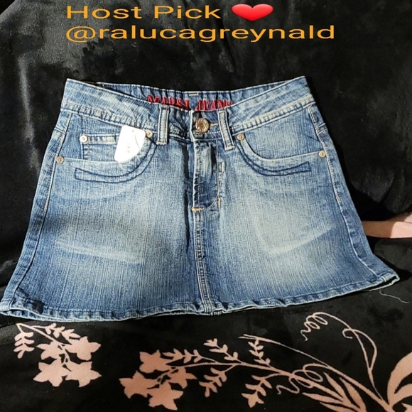 WAS $25  Women's MED  Denim MINI Skirt Condition New - Picture 2 of 14